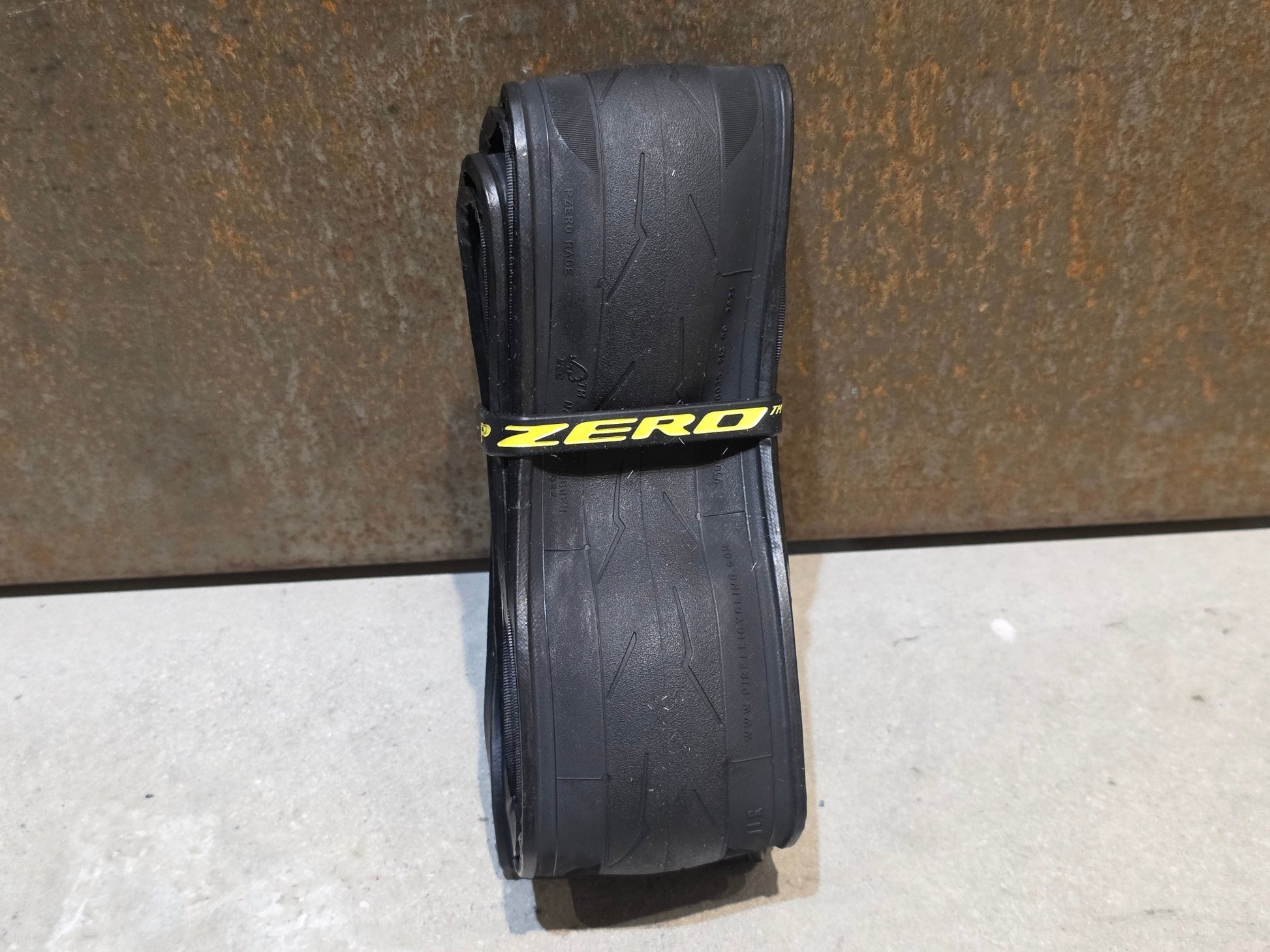 Reifen von Pirelli, PIRELLI P ZERO RACE TLR RS TEAM EDITION RENNRADREIFEN 700 X 28MM vor USEDBIKES - OB.DE Hintergrund