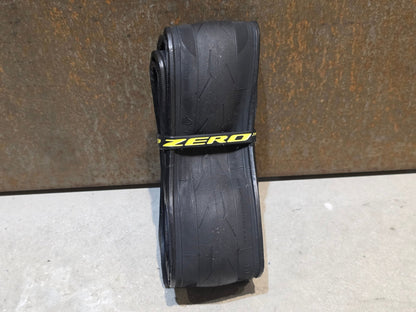 Reifen von Pirelli, PIRELLI P ZERO RACE TLR RS TEAM EDITION RENNRADREIFEN 700 X 28MM vor USEDBIKES - OB.DE Hintergrund