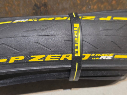 Reifen von Pirelli, PIRELLI P ZERO RACE TLR RS TEAM EDITION RENNRADREIFEN 700 X 28MM vor USEDBIKES - OB.DE Hintergrund