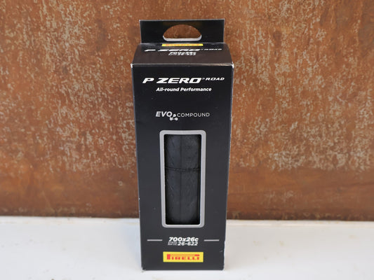 Reifen von Pirelli, PIRELLI P ZERO ROAD RENNRADREIFEN FALTBAR 700x26c / 26-622 vor USEDBIKES-OB.DE Hintergrund