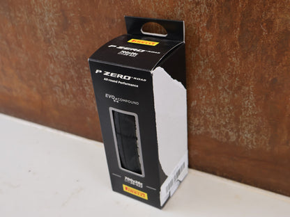 Reifen von Pirelli, PIRELLI P ZERO ROAD RENNRADREIFEN FALTBAR 700x26c / 26-622 vor USEDBIKES-OB.DE Hintergrund