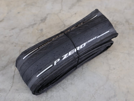 Reifen von Pirelli, PIRELLI P ZERO ROAD RENNREIFEN / 700C X 26C – TECHBELT – EVO COMPOUND – 120 TPI – SCHWARZ vor USEDBIKES - OB.DE Hintergrund