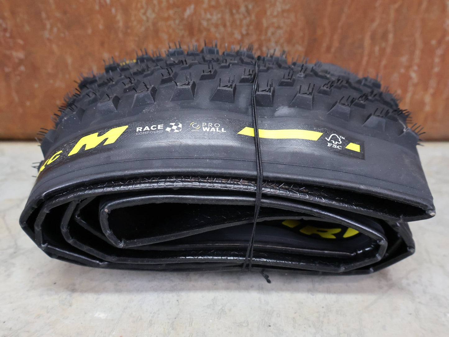 Reifen von Pirelli, PIRELLI – SCORPION RACE XC M / 29×2.40 / PROWALL TLR / BLACK - YELLOW vor USEDBIKES - OB.DE Hintergrund