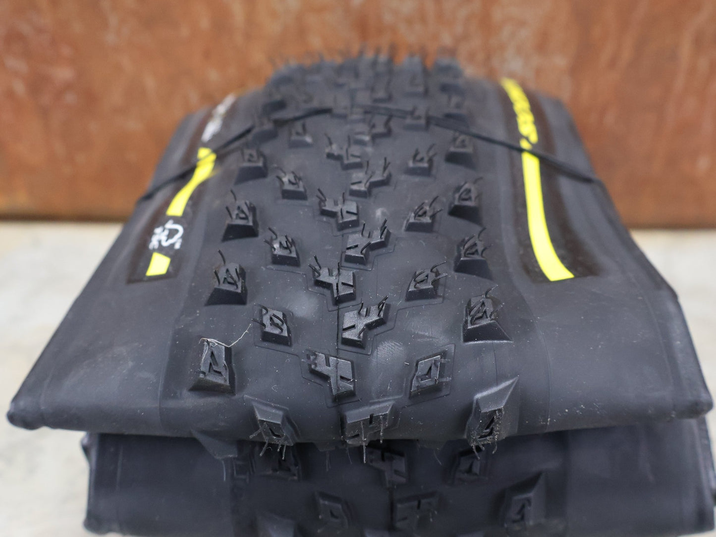 Reifen von Pirelli, PIRELLI – SCORPION RACE XC M / 29×2.40 / PROWALL TLR / BLACK - YELLOW vor USEDBIKES - OB.DE Hintergrund