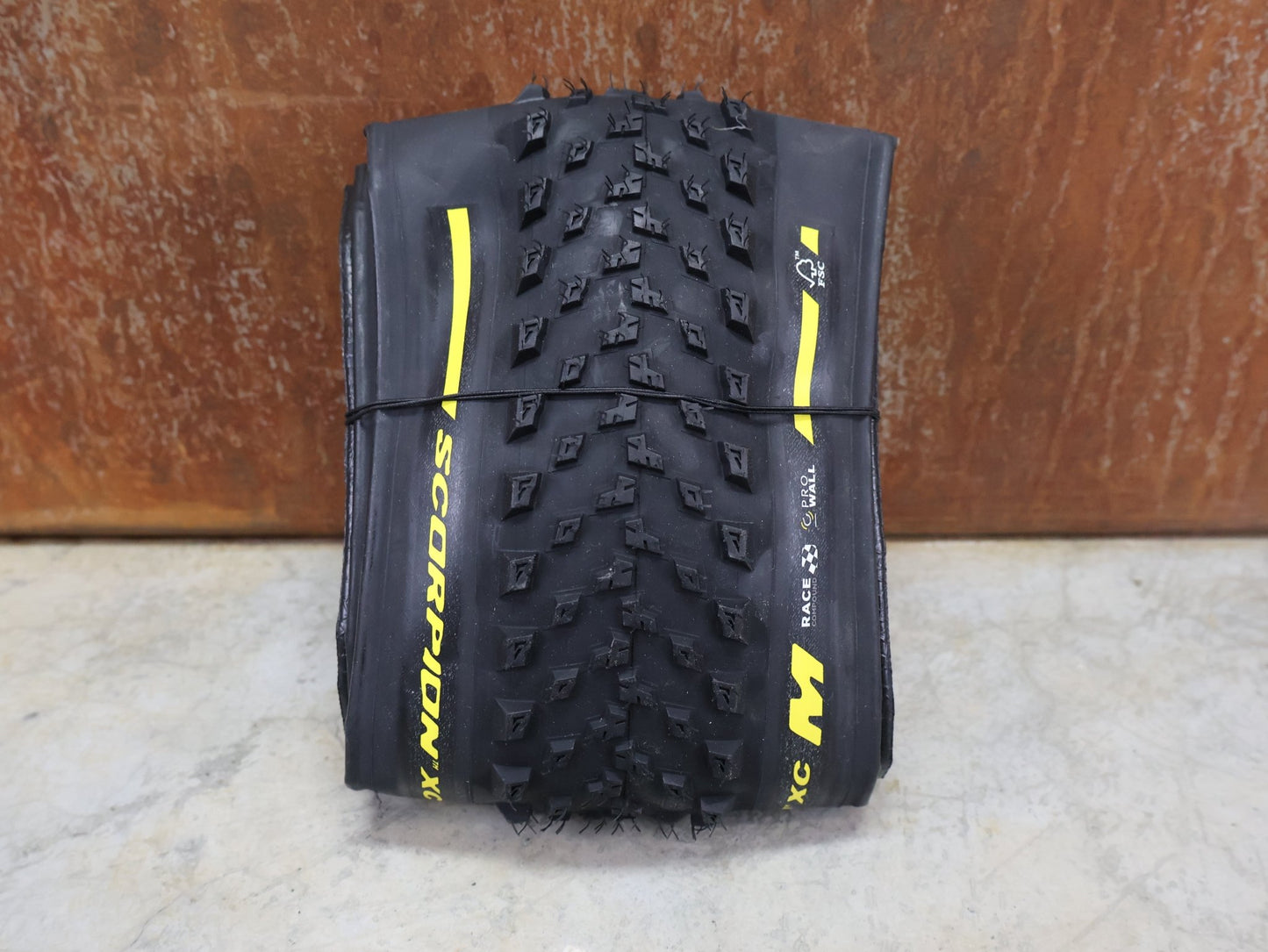 Reifen von Pirelli, PIRELLI – SCORPION RACE XC M / 29×2.40 / PROWALL TLR / BLACK - YELLOW vor USEDBIKES - OB.DE Hintergrund
