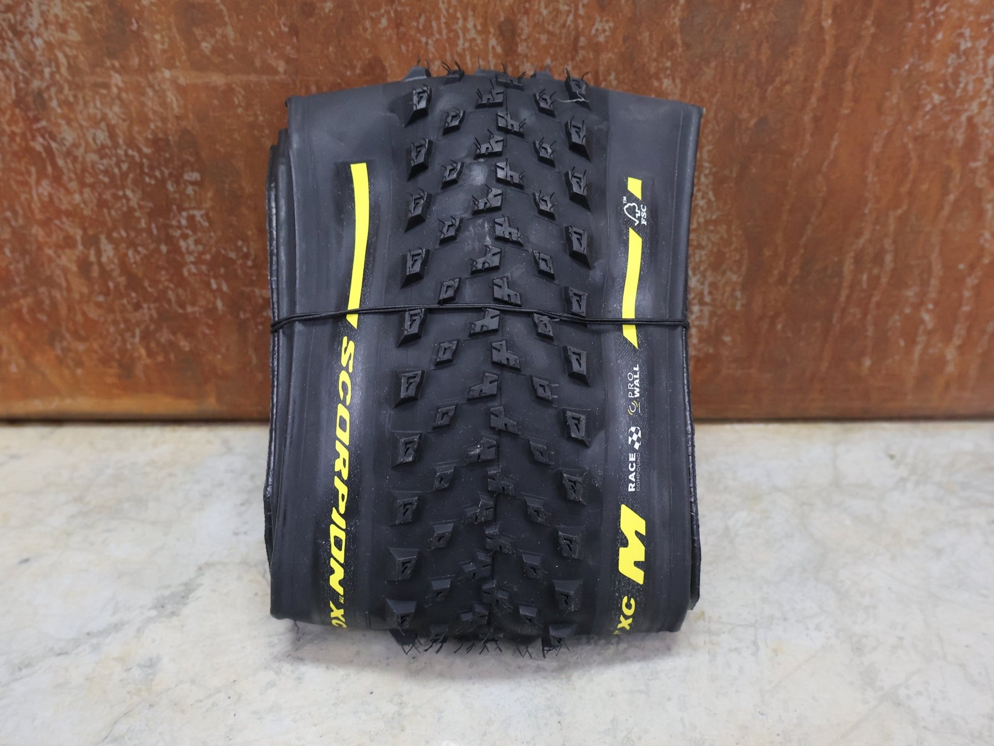 Reifen von Pirelli, PIRELLI – SCORPION RACE XC M / 29×2.40 / PROWALL TLR / BLACK - YELLOW vor USEDBIKES - OB.DE Hintergrund