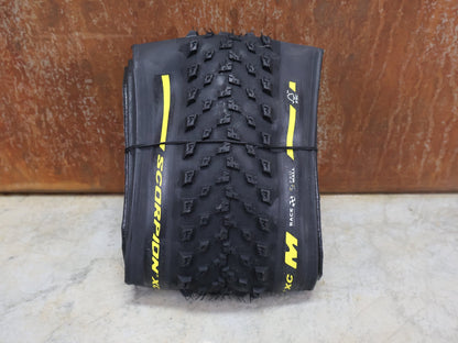 Reifen von Pirelli, PIRELLI – SCORPION RACE XC M / 29×2.40 / PROWALL TLR / BLACK - YELLOW vor USEDBIKES - OB.DE Hintergrund