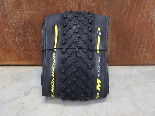 Reifen von Pirelli, PIRELLI – SCORPION RACE XC M / 29×2.40 / PROWALL TLR / BLACK - YELLOW vor USEDBIKES - OB.DE Hintergrund