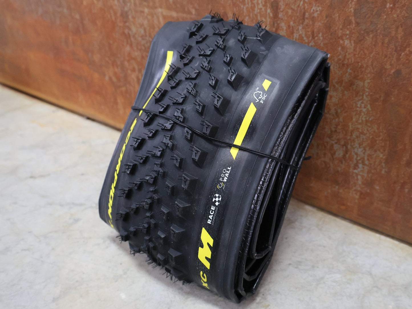 Reifen von Pirelli, PIRELLI – SCORPION RACE XC M / 29×2.40 / PROWALL TLR / BLACK - YELLOW vor USEDBIKES - OB.DE Hintergrund