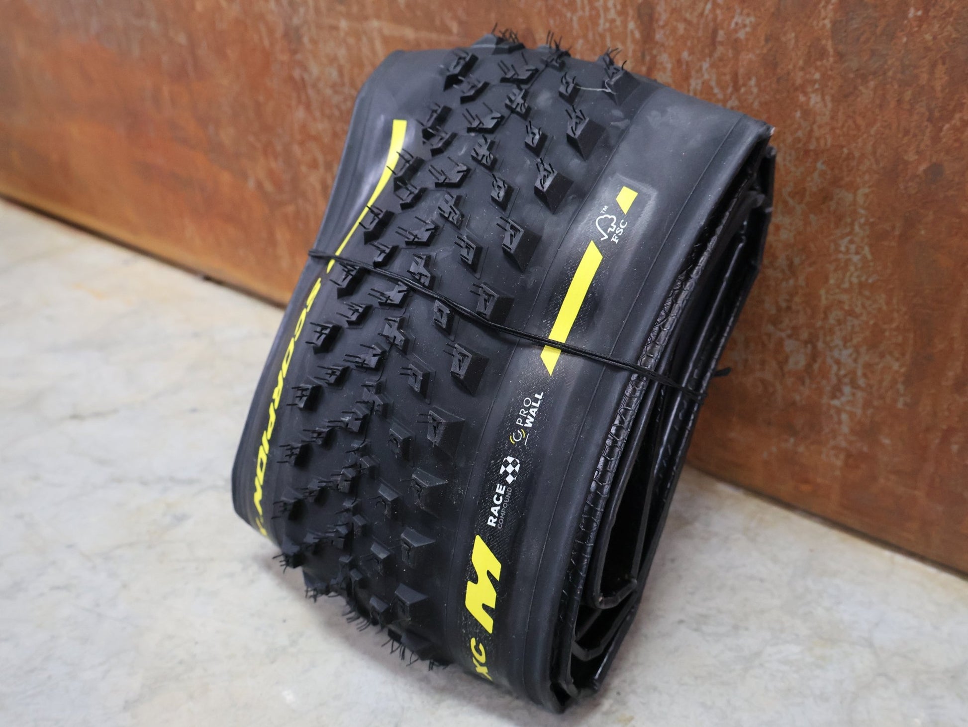 Reifen von Pirelli, PIRELLI – SCORPION RACE XC M / 29×2.40 / PROWALL TLR / BLACK - YELLOW vor USEDBIKES - OB.DE Hintergrund
