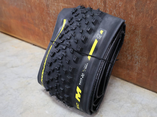 Reifen von Pirelli, PIRELLI – SCORPION RACE XC M / 29×2.40 / PROWALL TLR / BLACK - YELLOW vor USEDBIKES - OB.DE Hintergrund
