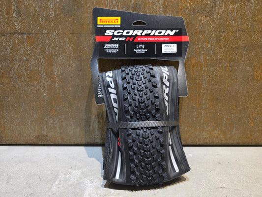 Reifen von Pirelli, PIRELLI SCORPION XC H LITE MOUNTAINBIKE REIFEN 29X2.20 in variant_title vor USEDBIKES - OB.DE Hintergrund