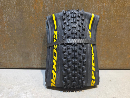 Reifen von Pirelli, PIRELLI SCORPION XC M PROWALL MOUNTAINBIKE REIFEN 29X2.20 / GELB in variant_title vor USEDBIKES - OB.DE Hintergrund