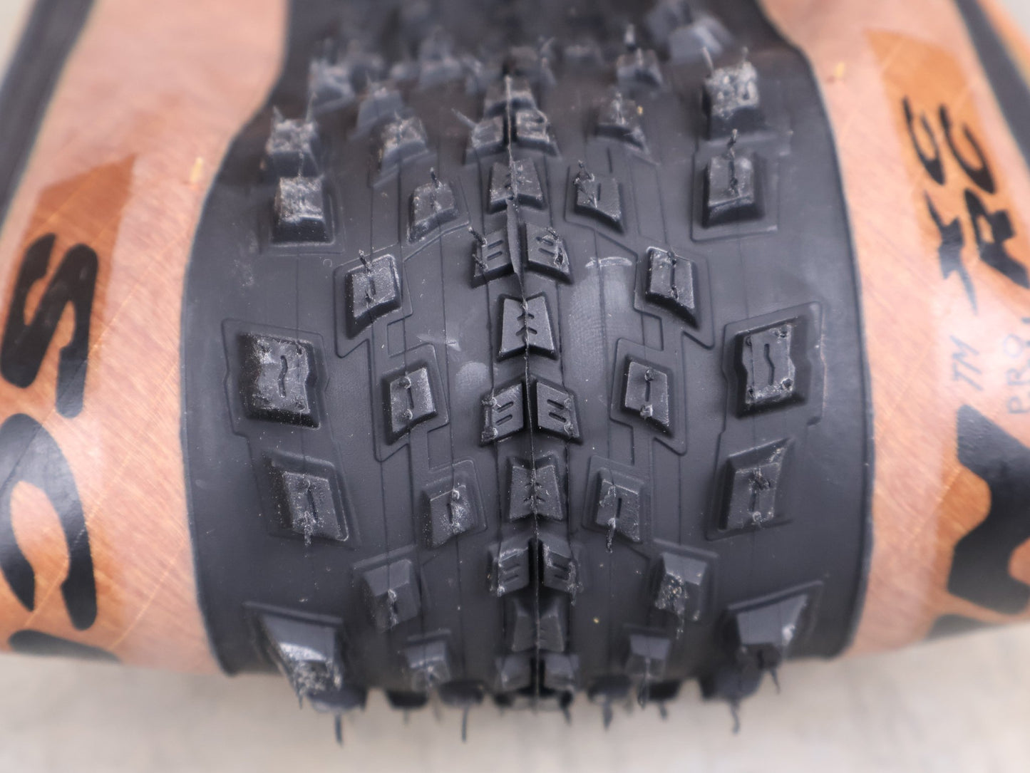 Reifen von Pirelli, PIRELLI SCORPION XC RC CLASSIC PROWALL 29×2.4 TUBELESS READY MTB REIFEN SMARTGRIP 120 TPI vor USEDBIKES - OB.DE Hintergrund