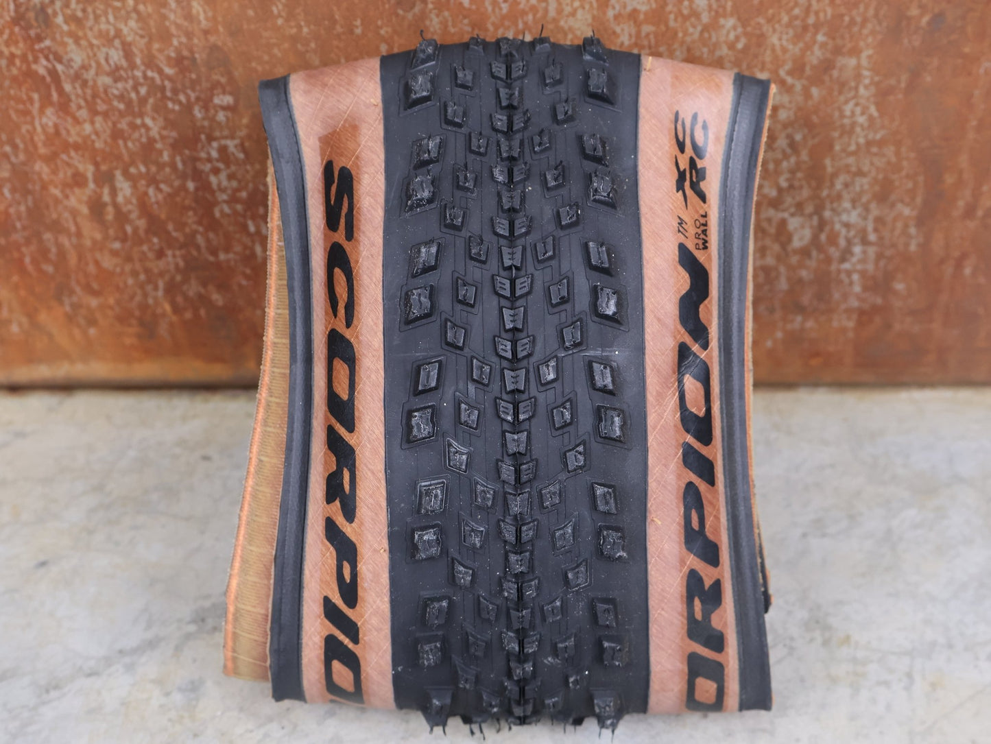 Reifen von Pirelli, PIRELLI SCORPION XC RC CLASSIC PROWALL 29×2.4 TUBELESS READY MTB REIFEN SMARTGRIP 120 TPI vor USEDBIKES - OB.DE Hintergrund