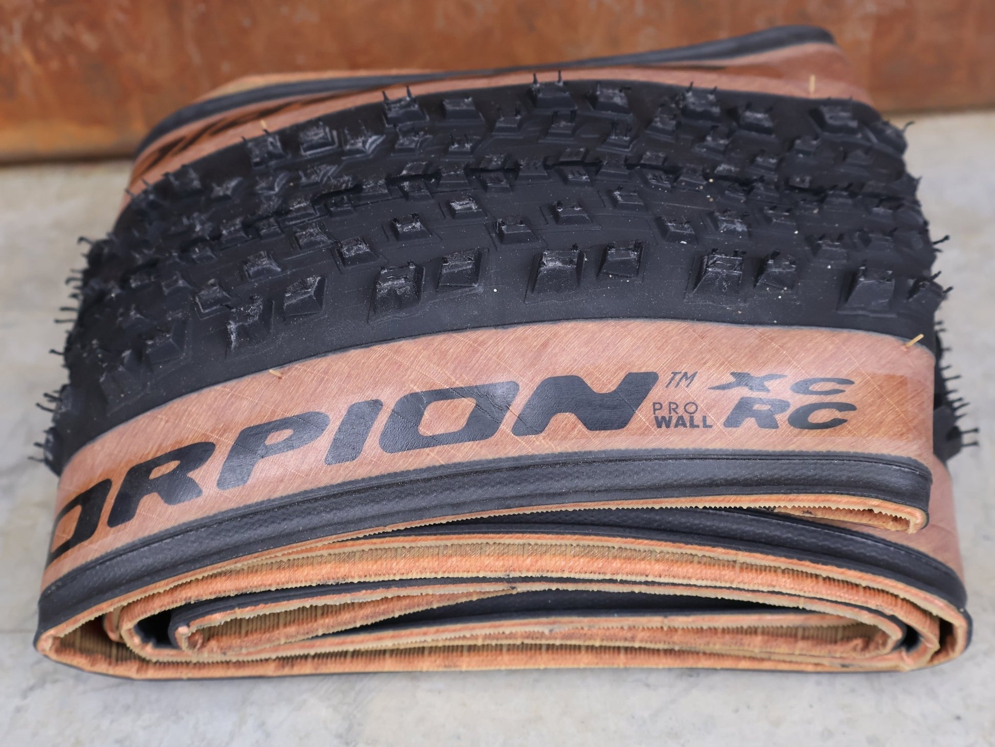 Reifen von Pirelli, PIRELLI SCORPION XC RC CLASSIC PROWALL 29×2.4 TUBELESS READY MTB REIFEN SMARTGRIP 120 TPI vor USEDBIKES - OB.DE Hintergrund