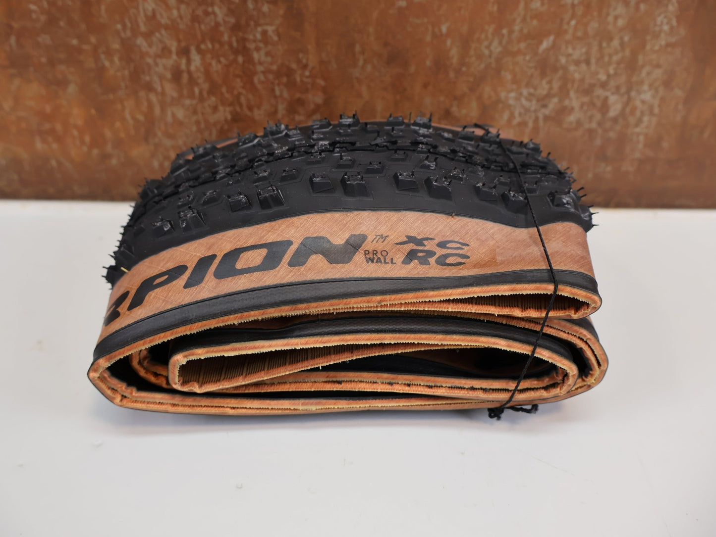 Reifen von Pirelli, PIRELLI SCORPION XC RC CLASSIC PROWALL REIFEN / 29×2.4 / BROWN WALL / 4354300 vor USEDBIKES-OB.DE Hintergrund