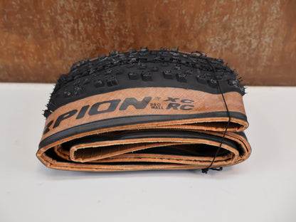 Reifen von Pirelli, PIRELLI SCORPION XC RC CLASSIC PROWALL REIFEN / 29×2.4 / BROWN WALL / 4354300 vor USEDBIKES-OB.DE Hintergrund