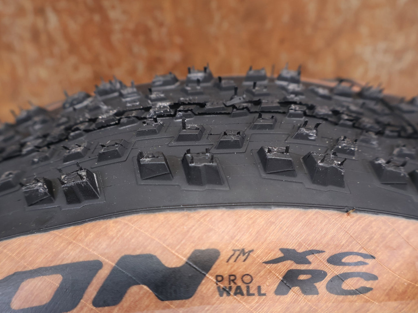 Reifen von Pirelli, PIRELLI SCORPION XC RC CLASSIC PROWALL REIFEN / 29×2.4 / BROWN WALL / 4354300 vor USEDBIKES-OB.DE Hintergrund
