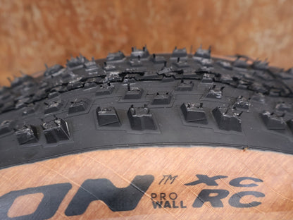 Reifen von Pirelli, PIRELLI SCORPION XC RC CLASSIC PROWALL REIFEN / 29×2.4 / BROWN WALL / 4354300 vor USEDBIKES-OB.DE Hintergrund