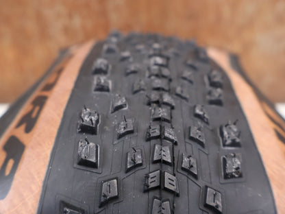 Reifen von Pirelli, PIRELLI SCORPION XC RC CLASSIC PROWALL REIFEN / 29×2.4 / BROWN WALL / 4354300 vor USEDBIKES-OB.DE Hintergrund