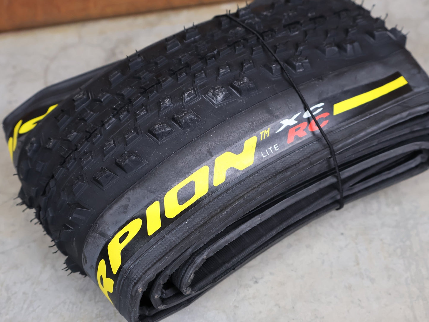 Reifen von Pirelli, PIRELLI SCORPION XC RC LITE 29×2.4 – TUBELESS READY MTB REIFEN YELLOW vor USEDBIKES - OB.DE Hintergrund