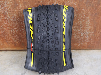 Reifen von Pirelli, PIRELLI SCORPION XC RC LITE 29×2.4 – TUBELESS READY MTB REIFEN YELLOW vor USEDBIKES - OB.DE Hintergrund