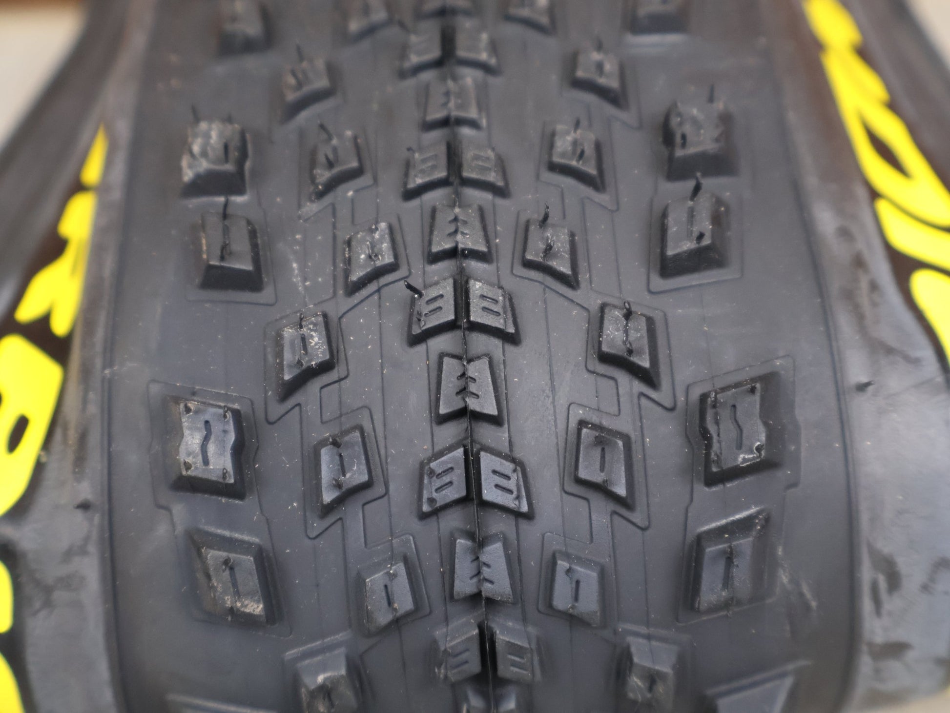 Reifen von Pirelli, PIRELLI SCORPION XC RC LITE 29×2.4 – TUBELESS READY MTB REIFEN YELLOW vor USEDBIKES - OB.DE Hintergrund