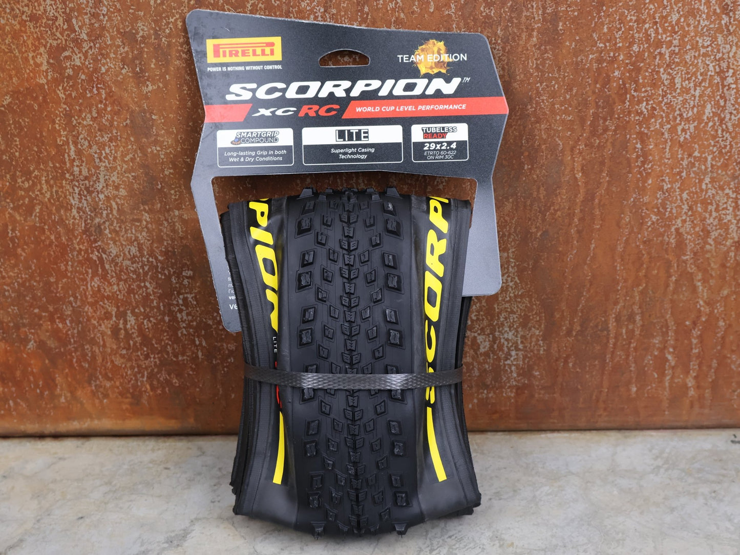 Reifen von Pirelli, PIRELLI SCORPION XC RC LITE 29×2.4 – TUBELESS READY MTB REIFEN YELLOW vor USEDBIKES - OB.DE Hintergrund
