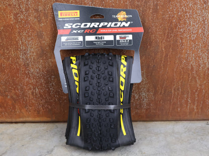 Reifen von Pirelli, PIRELLI SCORPION XC RC LITE 29×2.4 – TUBELESS READY MTB REIFEN YELLOW vor USEDBIKES - OB.DE Hintergrund