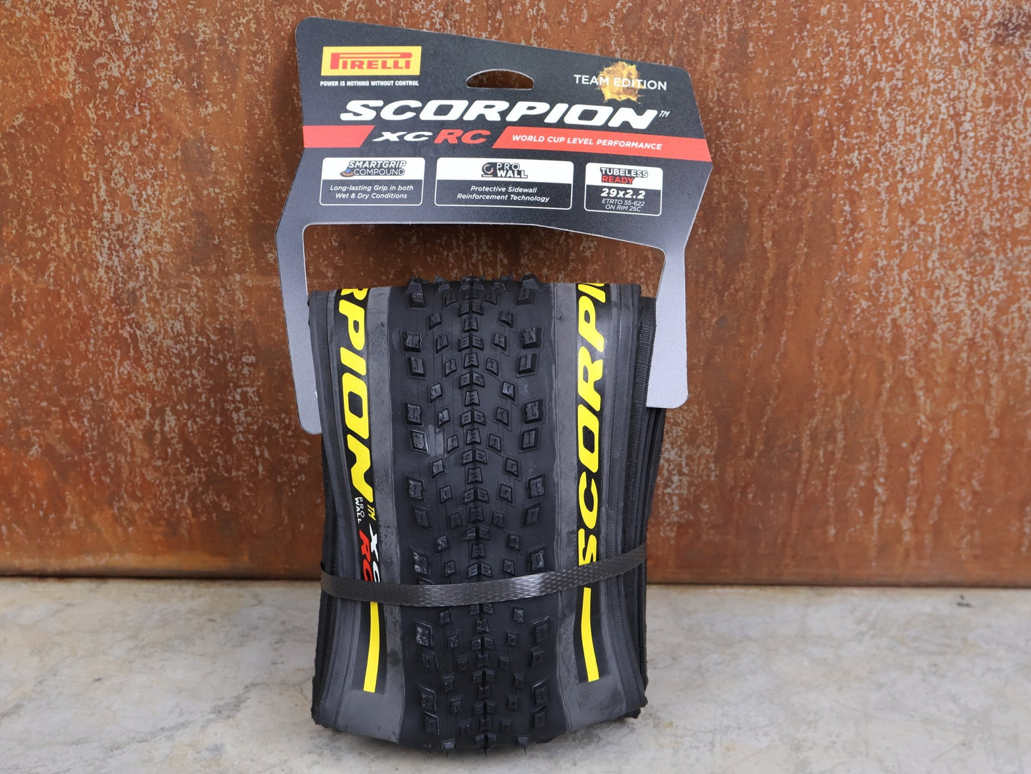 Reifen von Pirelli, PIRELLI SCORPION XC RC PROWALL TEAM EDITION 29×2.2 – MTB RACE REIFEN YELLOW vor USEDBIKES - OB.DE Hintergrund