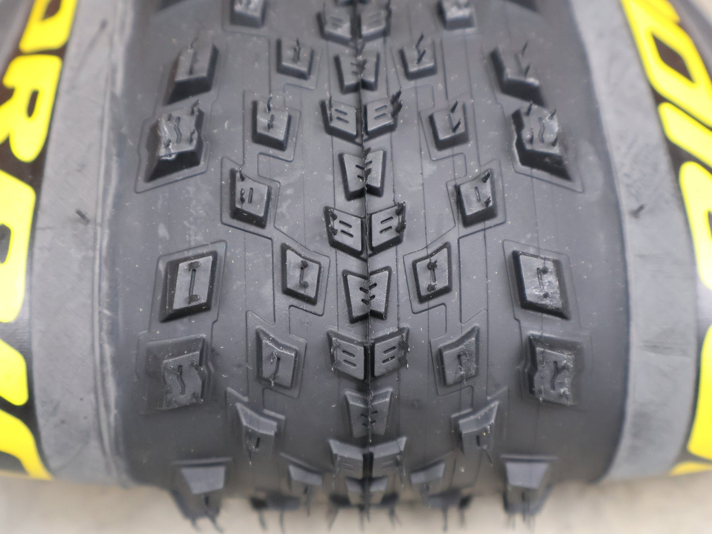 Reifen von Pirelli, PIRELLI SCORPION XC RC PROWALL TEAM EDITION 29×2.2 – MTB RACE REIFEN YELLOW vor USEDBIKES - OB.DE Hintergrund