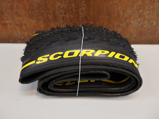 Reifen von Pirelli, PIRELLI SCORPION XC RC TEAM REIFEN / 29X2.4 / SMARTGRIP / PROWALL / 120 TPI vor USEDBIKES - OB.DE Hintergrund