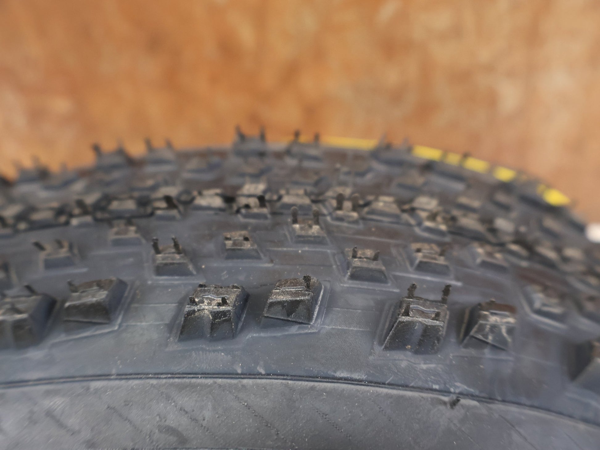 Reifen von Pirelli, PIRELLI SCORPION XC RC TEAM REIFEN / 29X2.4 / SMARTGRIP / PROWALL / 120 TPI vor USEDBIKES - OB.DE Hintergrund