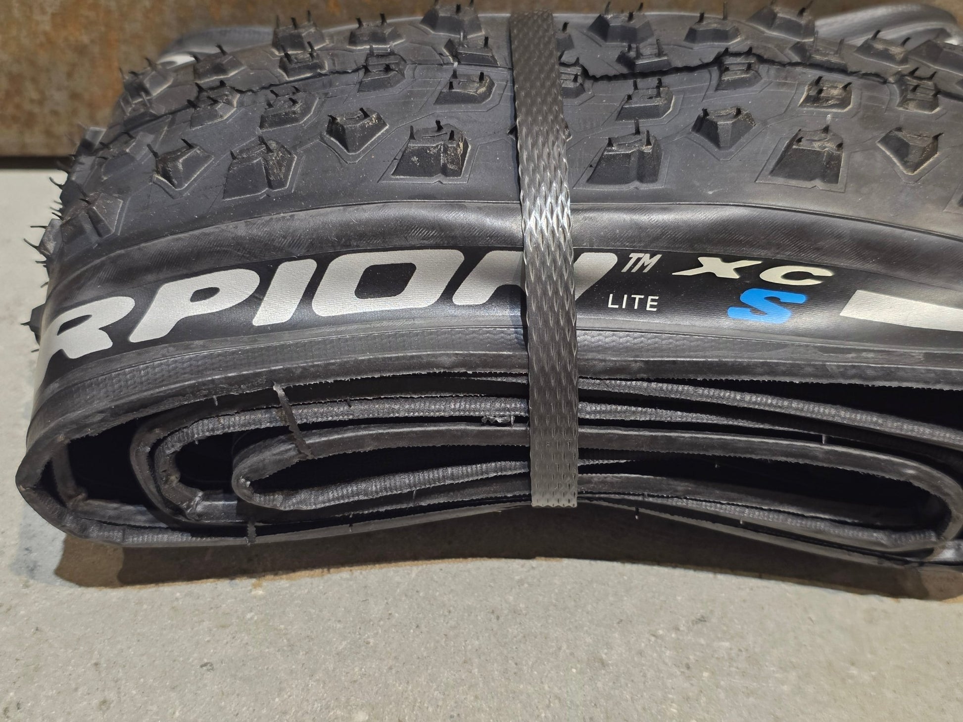 Reifen von Pirelli, PIRELLI SCORPION XC S LITE MOUNTAINBIKE REIFEN 29X2.20 vor USEDBIKES - OB.DE Hintergrund