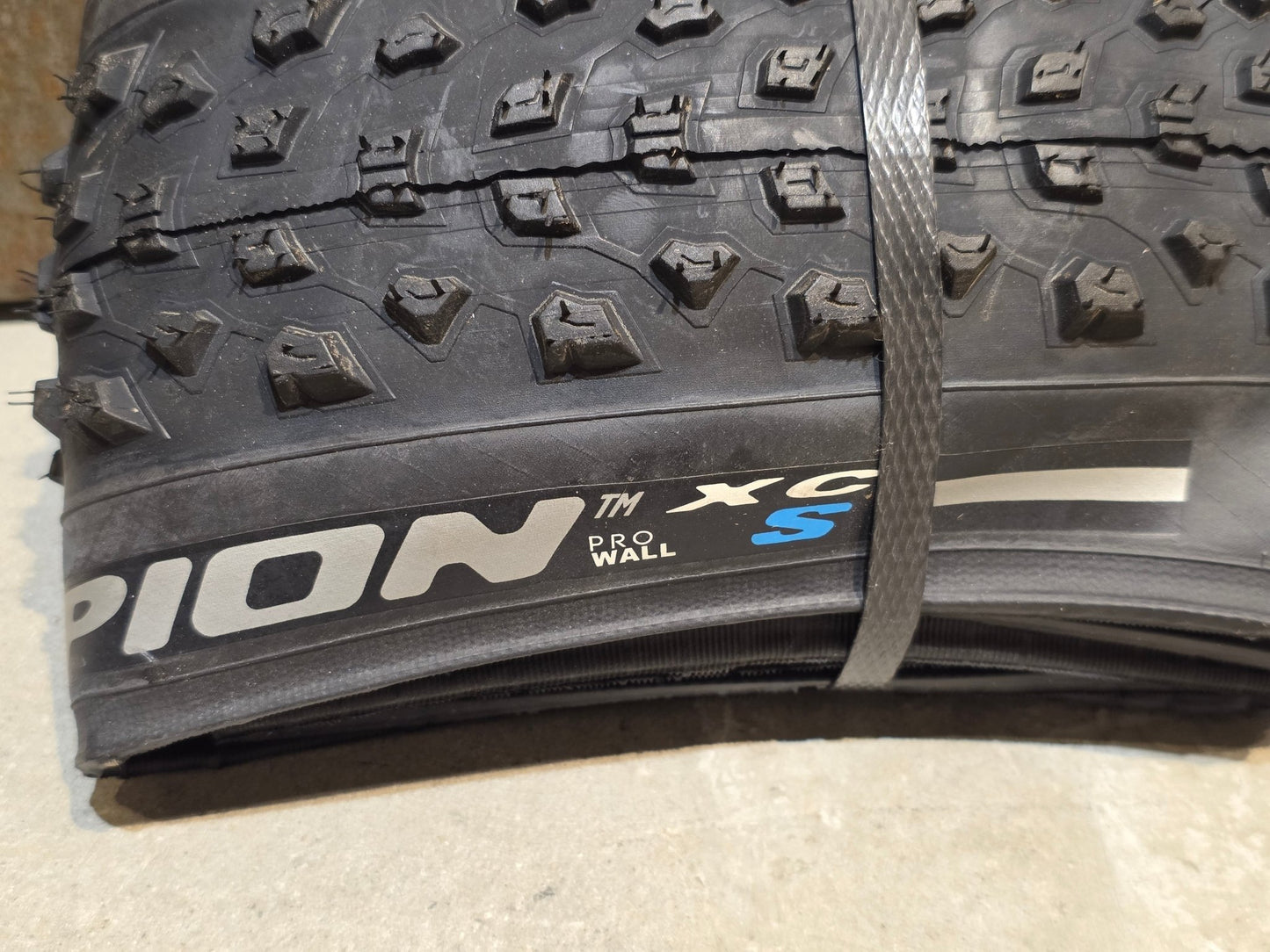 Reifen von Pirelli, PIRELLI SCORPION XC S PROWALL MOUNTAINBIKE REIFEN 29X2.20 vor USEDBIKES - OB.DE Hintergrund
