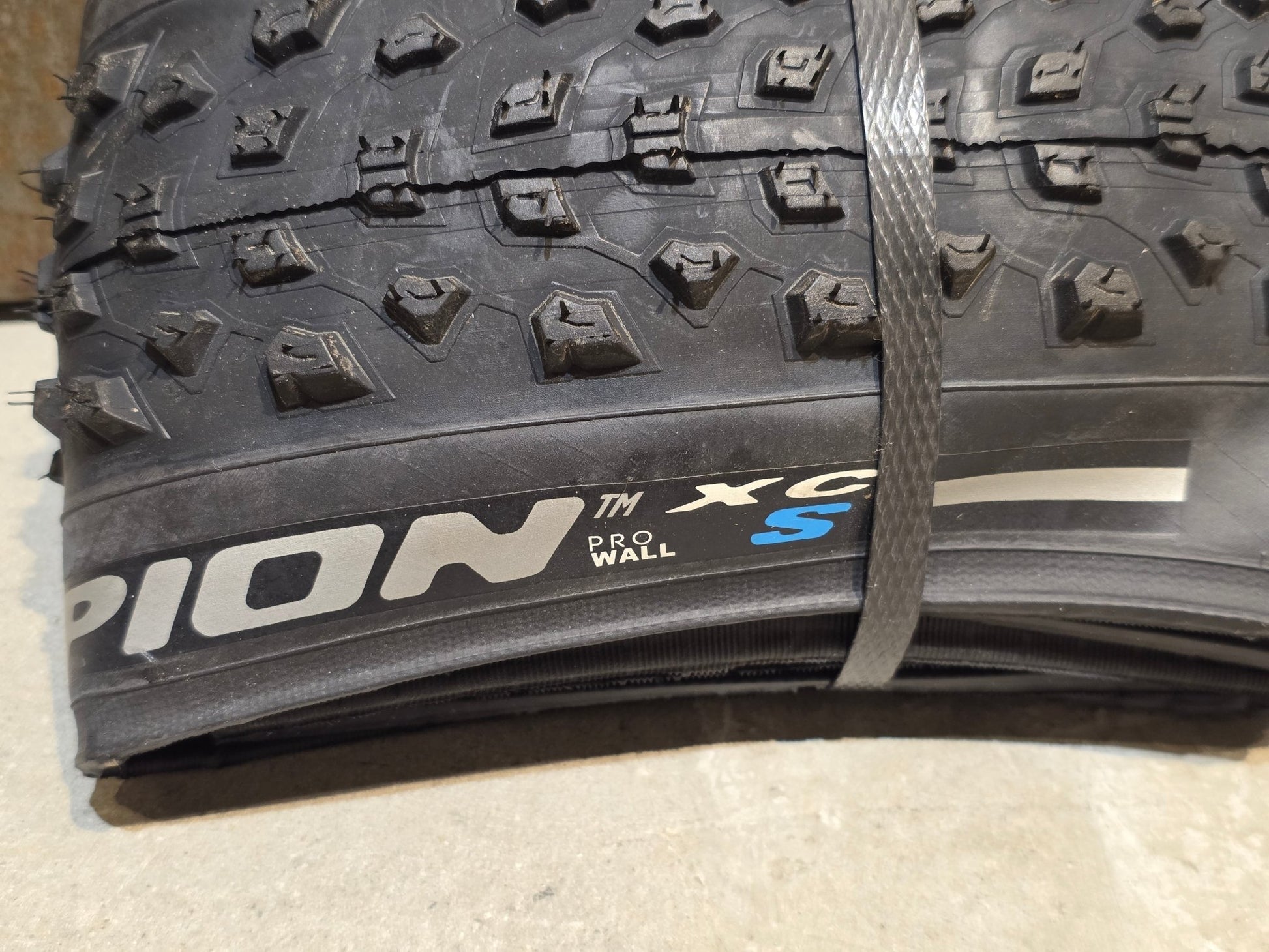Reifen von Pirelli, PIRELLI SCORPION XC S PROWALL MOUNTAINBIKE REIFEN 29X2.20 vor USEDBIKES - OB.DE Hintergrund