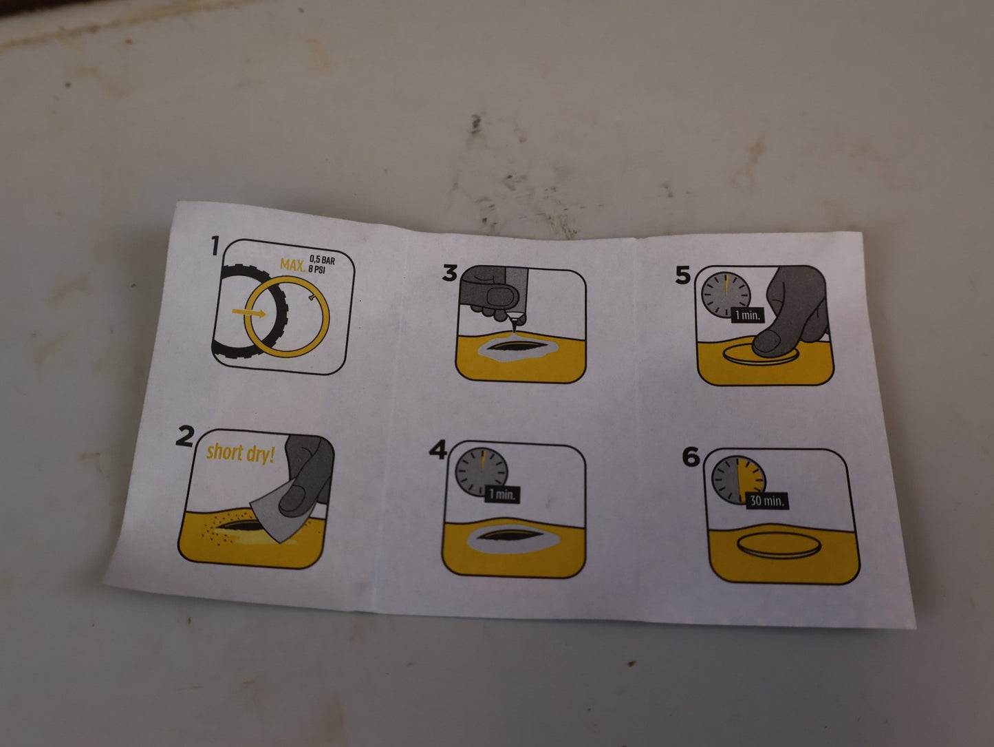 Reifen von Pirelli, PIRELLI SMARTUBE FLICKENSET FÜR TPU SCHLÄUCHE GELB vor USEDBIKES-OB.DE Hintergrund