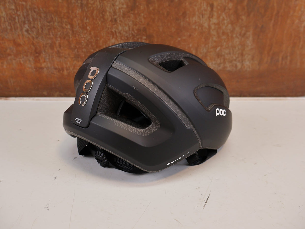 Helme von Poc, POC OMNE AIR MIPS HELM URANIUM BLACK MATT GR. M 54-59CM vor USEDBIKES-OB.DE Hintergrund