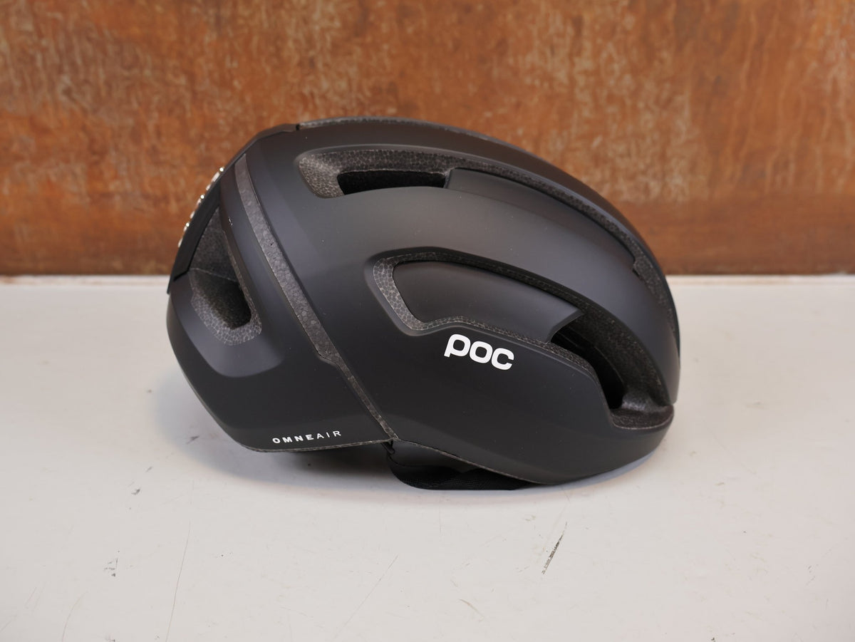 Helme von Poc, POC OMNE AIR MIPS HELM URANIUM BLACK MATT GR. M 54-59CM vor USEDBIKES-OB.DE Hintergrund