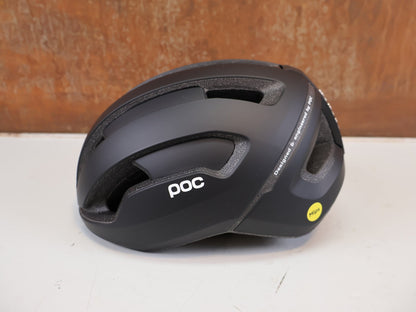 Helme von Poc, POC OMNE AIR MIPS HELM URANIUM BLACK MATT GR. M 54-59CM vor USEDBIKES-OB.DE Hintergrund