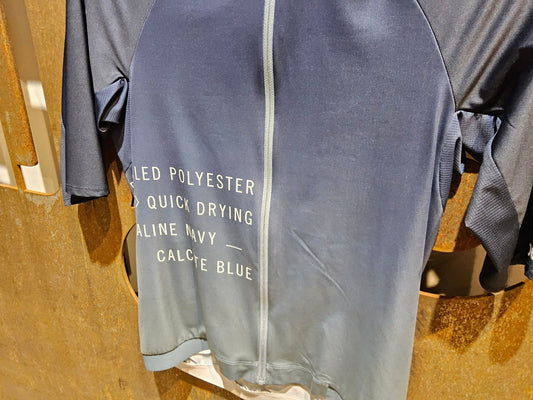 Trikot Herren von Poc, POC PRISTINE PRINT JERSEY / KURZARM TRIKOT / HERREN / GRADIENT TURMALINE NAVY in variant_title vor USEDBIKES - OB.DE Hintergrund