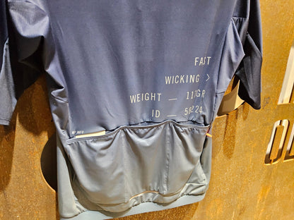 Trikot Herren von Poc, POC PRISTINE PRINT JERSEY / KURZARM TRIKOT / HERREN / GRADIENT TURMALINE NAVY in variant_title vor USEDBIKES - OB.DE Hintergrund