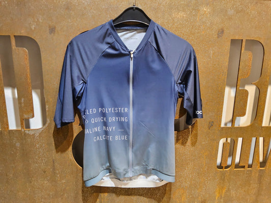 Trikot Herren von Poc, POC PRISTINE PRINT JERSEY / KURZARM TRIKOT / HERREN / GRADIENT TURMALINE NAVY in variant_title vor USEDBIKES - OB.DE Hintergrund