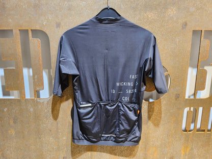 Trikot Herren von Poc, POC PRISTINE PRINT JERSEY / KURZARM TRIKOT / HERREN / URANIUM BLACK in variant_title vor USEDBIKES - OB.DE Hintergrund