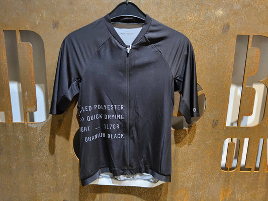 Trikot Herren von Poc, POC PRISTINE PRINT JERSEY / KURZARM TRIKOT / HERREN / URANIUM BLACK in variant_title vor USEDBIKES - OB.DE Hintergrund