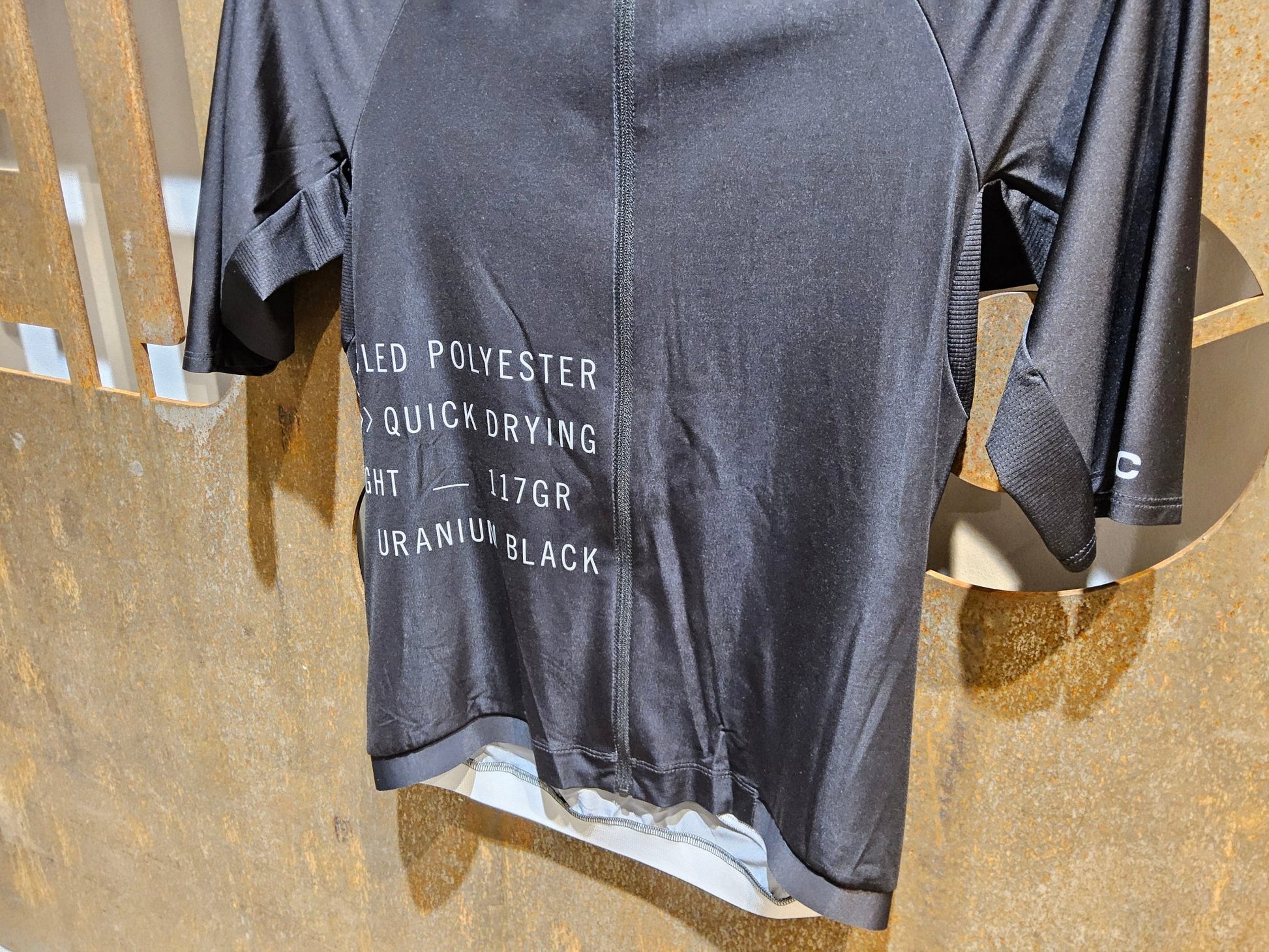 Trikot Herren von Poc, POC PRISTINE PRINT JERSEY / KURZARM TRIKOT / HERREN / URANIUM BLACK in variant_title vor USEDBIKES - OB.DE Hintergrund