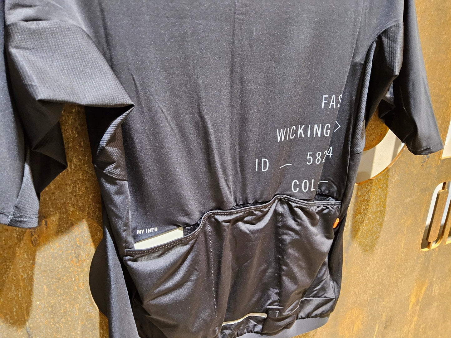 Trikot Herren von Poc, POC PRISTINE PRINT JERSEY / KURZARM TRIKOT / HERREN / URANIUM BLACK in variant_title vor USEDBIKES - OB.DE Hintergrund