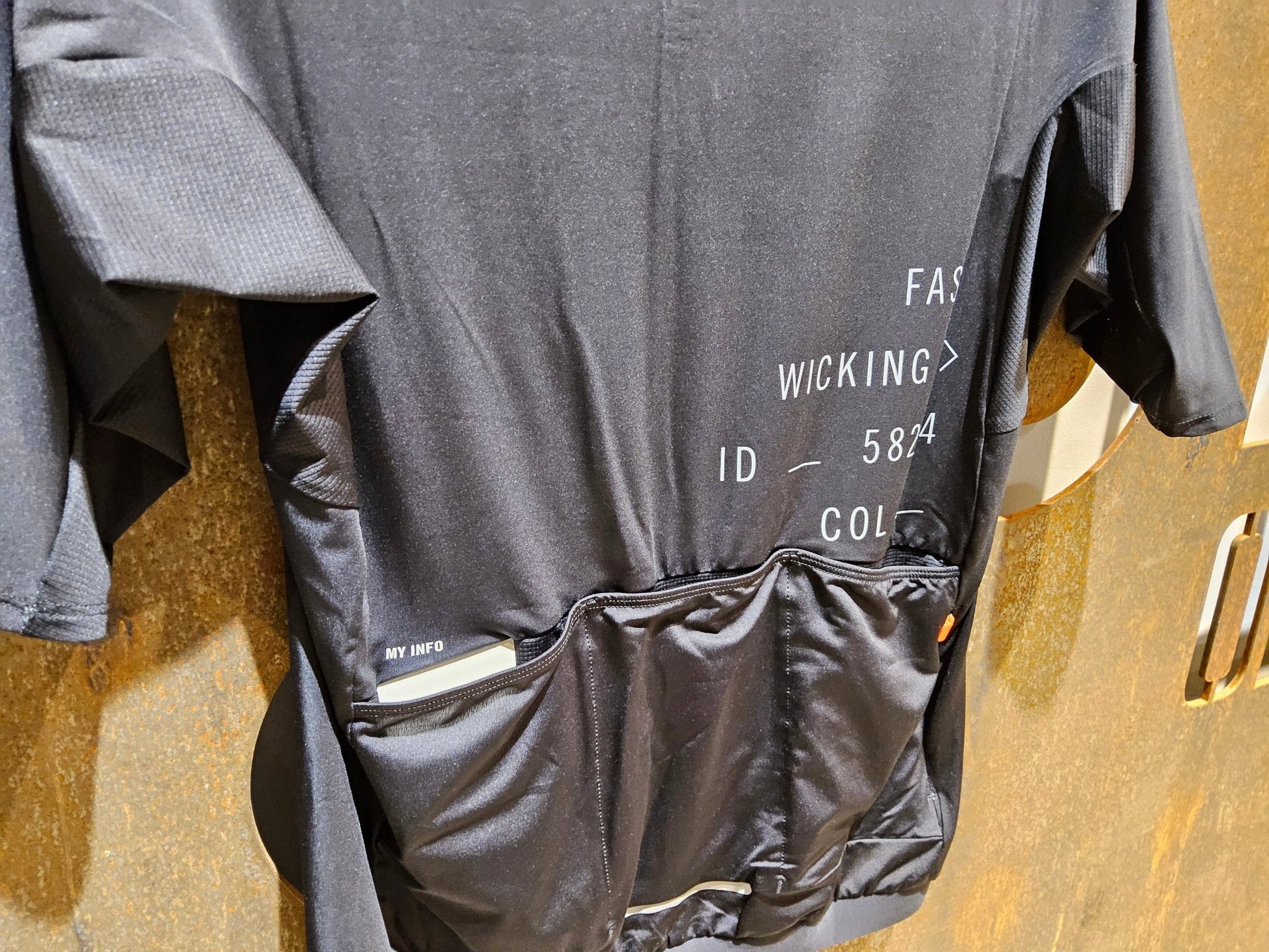 Trikot Herren von Poc, POC PRISTINE PRINT JERSEY / KURZARM TRIKOT / HERREN / URANIUM BLACK in variant_title vor USEDBIKES - OB.DE Hintergrund