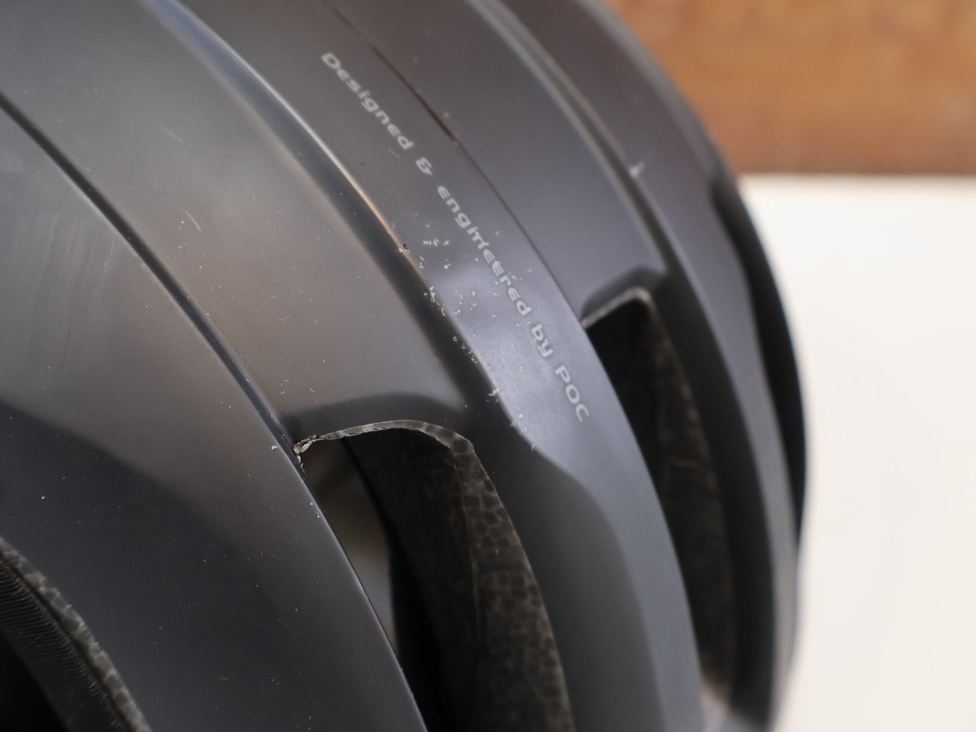 Helme von Poc, POC VENTRAL MIPS HELM / RENNRADHELM / GR. M / URANIUM BLACK MATT vor USEDBIKES-OB.DE Hintergrund